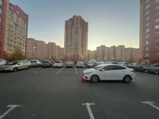 В Оренбурге во дворе на Поляничко сбили 10-летнего ребенка на самокате