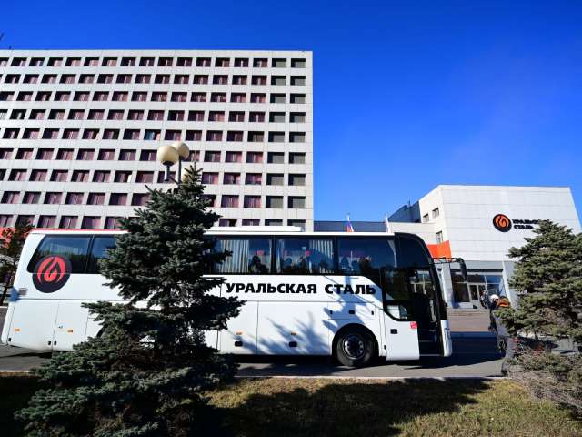 Сто новотроицких старшеклассников посетили «Уральскую Сталь» 