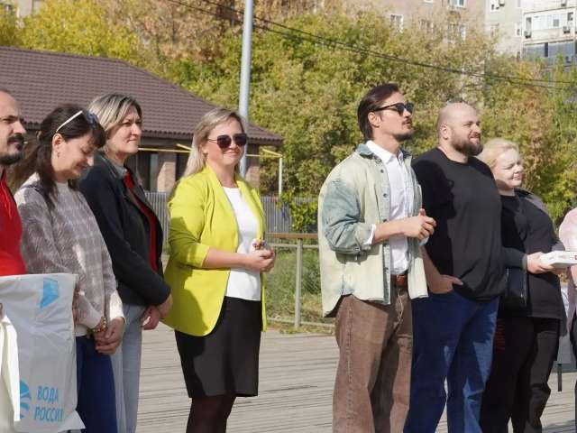Оренбургские школьники вышли на уборку берега Урала