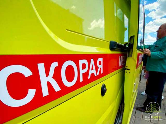 В Бугуруслане автомобиль упал на мужчину во время ремонта