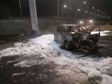 В загоревшемся в Оренбурге автомобиле пострадали два человека