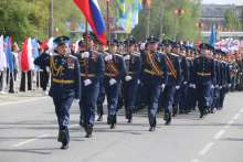 В праздничном параде в Орске приняли участие больше 17 тыс. человек