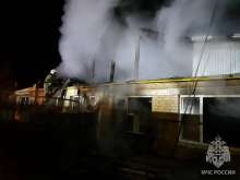 На пожаре в поселке Самородово в Оренбуржье спасли четырех человек