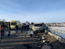 На трассе в Оренбурге большегруз столкнулся с «УАЗом» дорожников. Есть погибший