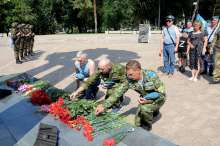 Возложили цветы и почтили память павших: в Оренбурге отмечают День ВДВ