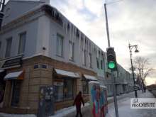 На ул. Кирова в Оренбурге образовались огромные сосульки. Горожане ходят прямо под ними 