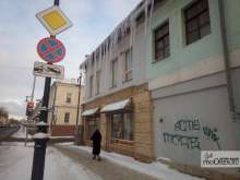 На ул. Кирова в Оренбурге образовались огромные сосульки. Горожане ходят прямо под ними 