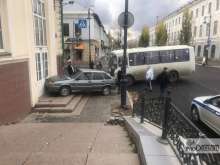 В Оренбурге водитель «ВАЗа» протаранил «ПАЗ», а затем врезался в здание