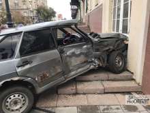 В Оренбурге водитель «ВАЗа» протаранил «ПАЗ», а затем врезался в здание