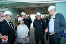 Евгений Солнцев посетил социальные объекты и почтил память героев в Новосергиевке