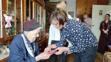 Ветеранам Оренбурга вручают юбилейные медали к 80-летию Победы