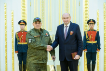Губернатор Евгений Солнцев вручил ордена, медали и почётные звания жителям Оренбуржья