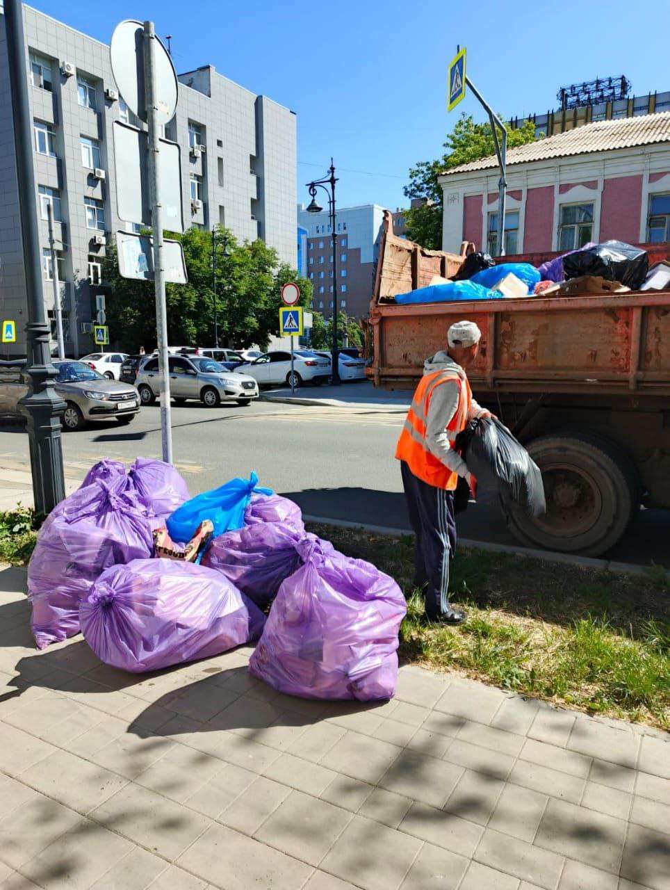 Сбор мусора и очистка урн: какие работы выполняют коммунальные службы Оренбурга сегодня? 