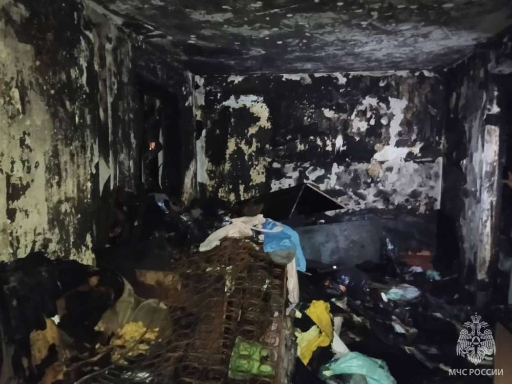 В Оренбурге пожарные спасли двух человек из горящего дома