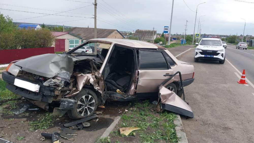 В Абдулино пожилой водитель почувствовал себя плохо за рулем и влетел в опору ЛЭП