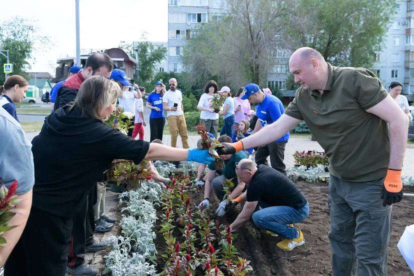 12 тысяч цветов: в Оренбурге прошла акция по озеленению сквера 