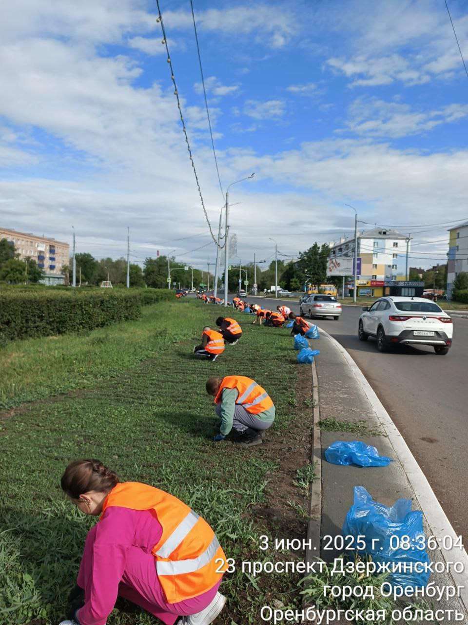Более 200 коммунальщиков вышли на уборку улиц Оренбурга 