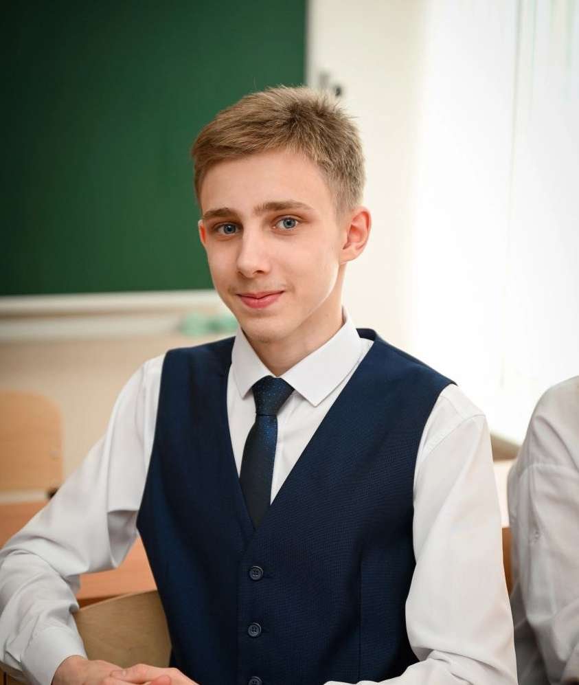 Выпускник Максим Азизов из Оренбурга сдал ЕГЭ по математике на 100 баллов 