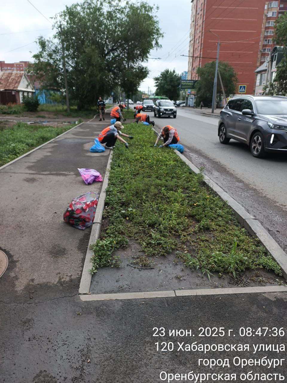 В Оренбурге 275 работников вышли на уборку городских улиц и парков