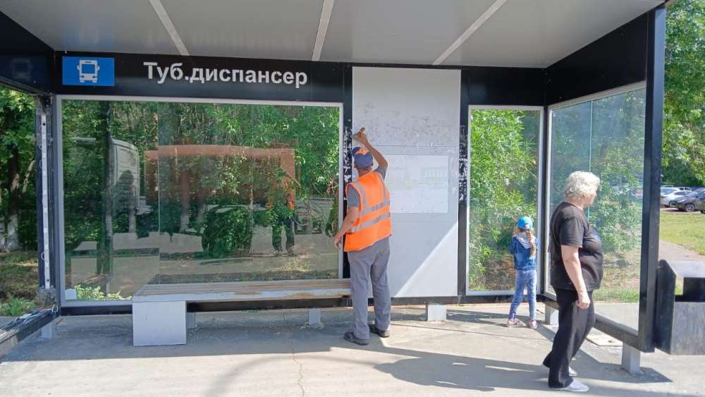 Коммунальщики Оренбурга продолжают очищать улицы, мыть остановки и сажать цветы
