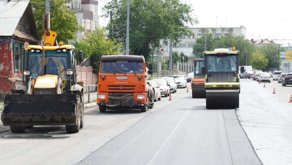В Оренбурге ремонтируют дорогу на улице Рыбаковской