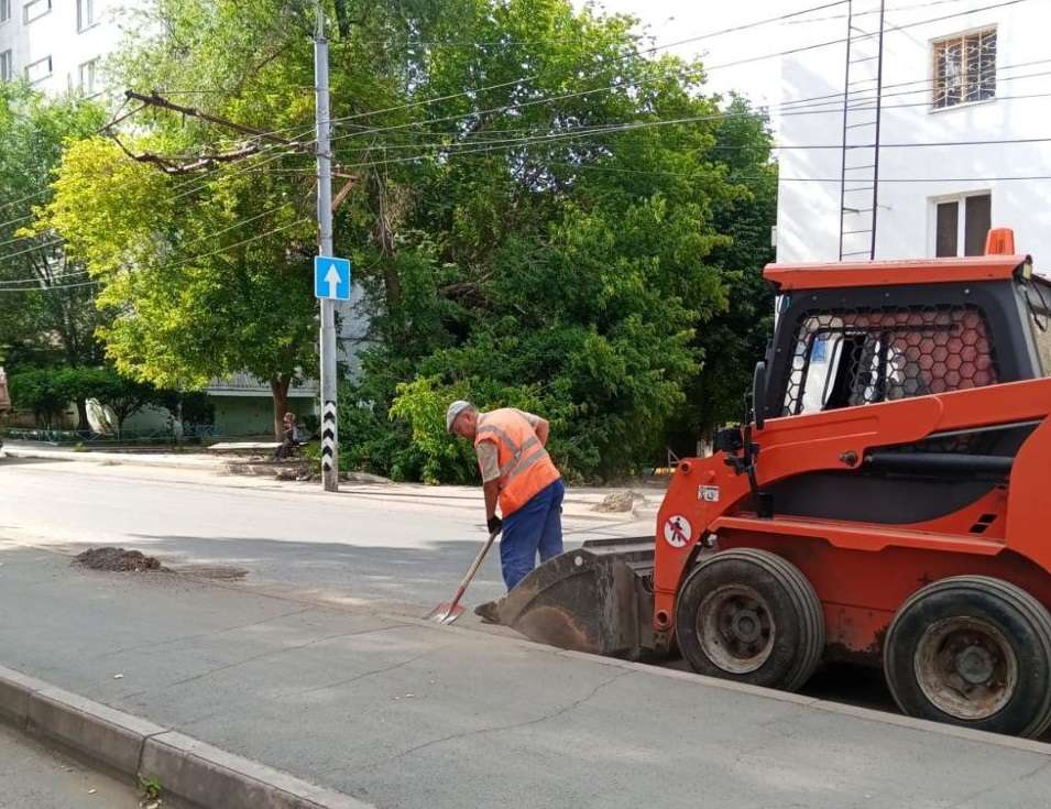 В Оренбурге косят траву, убирают смет и пропалывают цветы 