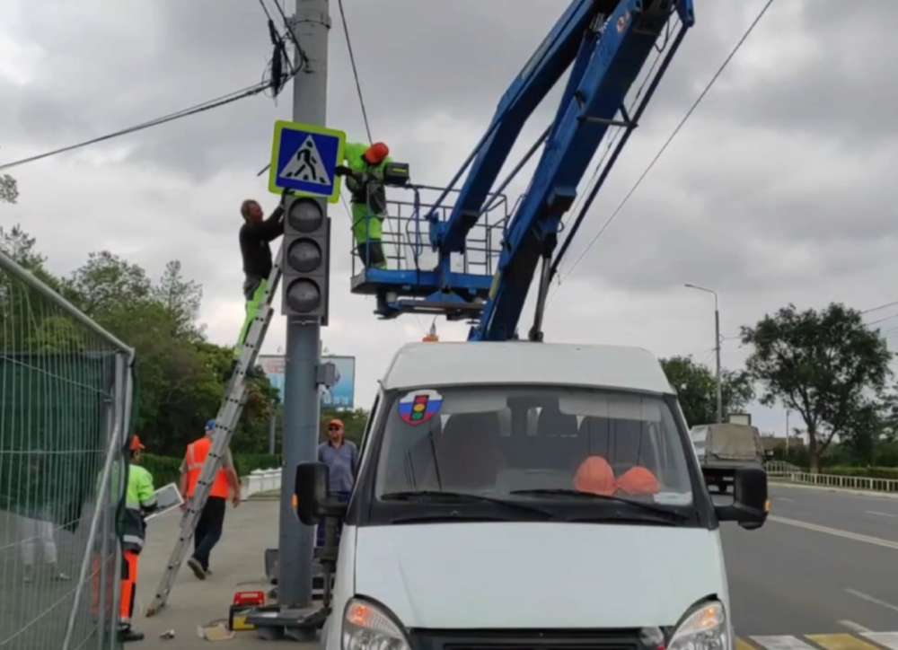На проспекте Победы в районе ПО «Стрела» устанавливают светофор