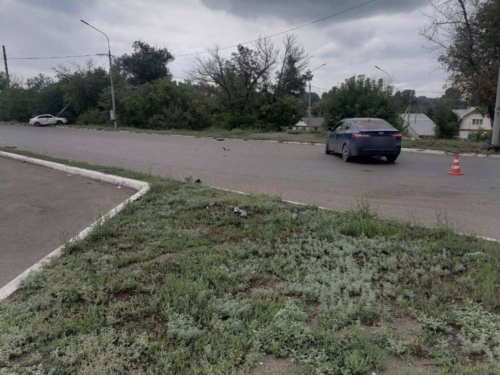 В Оренбурге на перекрестке столкнулись две легковушки, есть пострадавшие