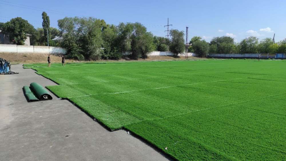 В Оренбурге на футбольном поле стадиона «Маяк» укладывают газон