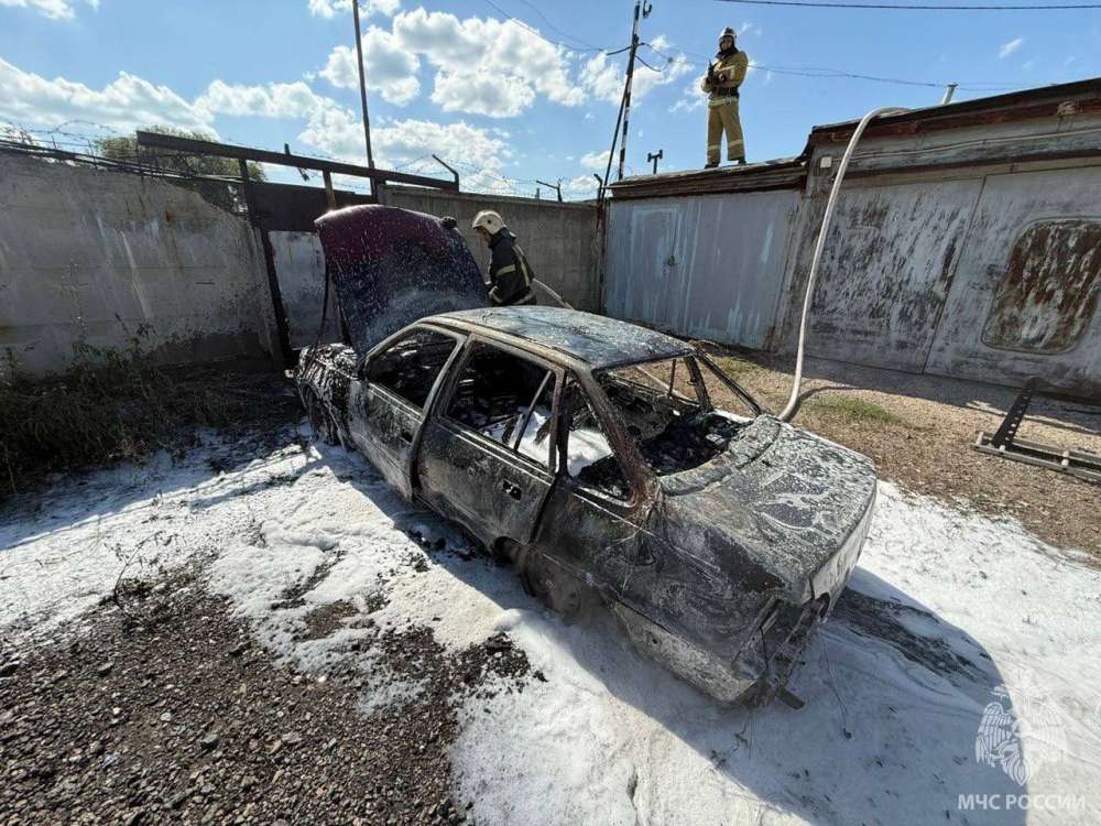 В Оренбурге сгорел автомобиль. Пострадал молодой мужчина