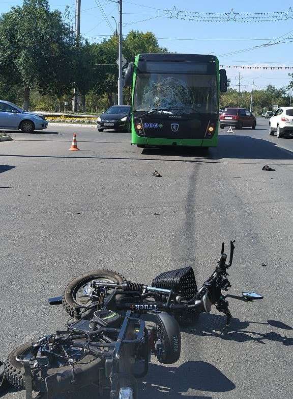 В Оренбурге мужчина погиб после столкновения с автобусом на электровелосипеде