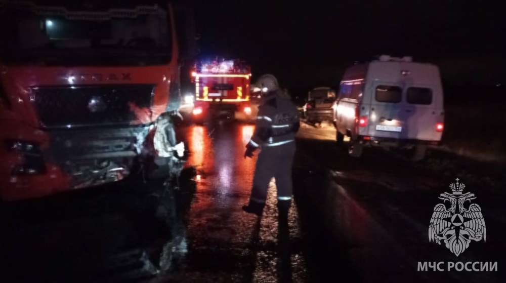 Три человека погибли в результате ДТП с грузовиком в Оренбуржье 