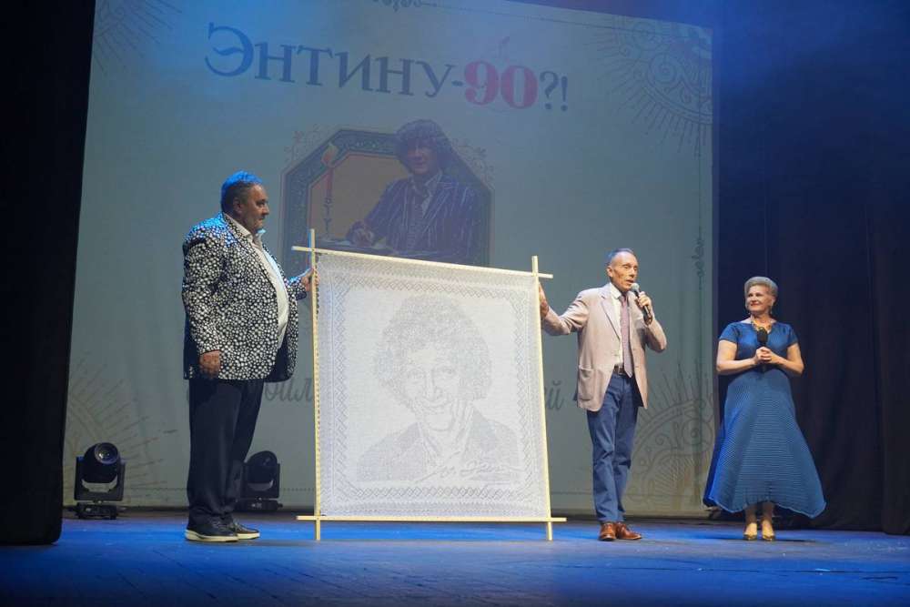 Оренбуржцы поздравили Юрия Энтина пуховым платком с его портретом