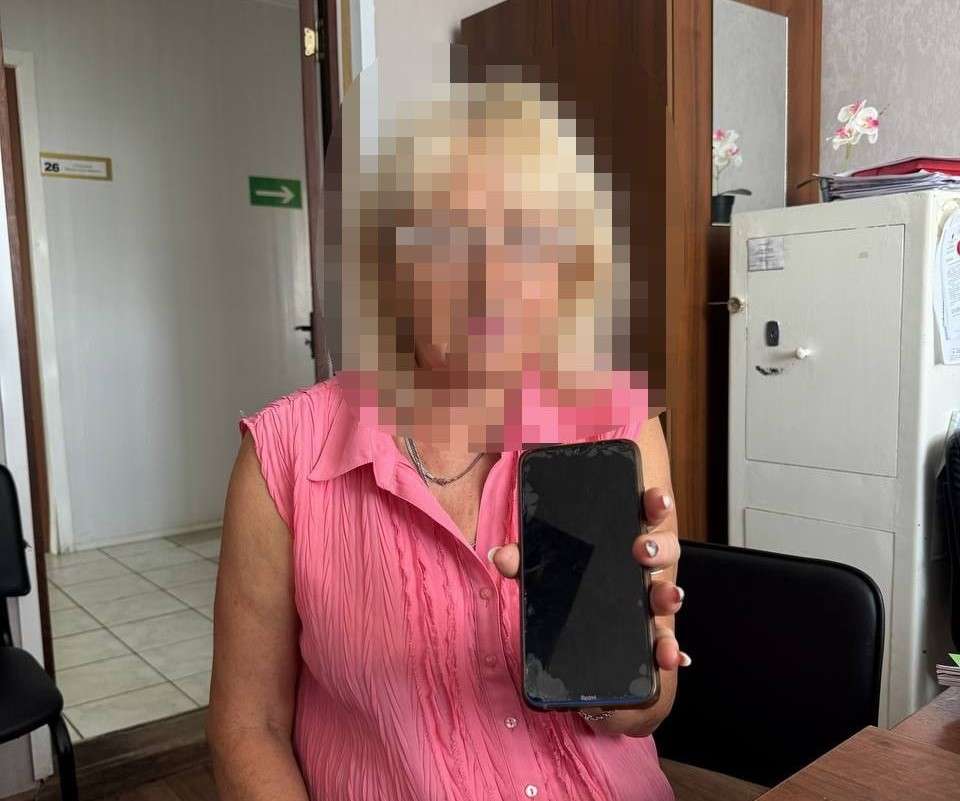 В Саракташском районе женщина, воспользовавшись незапертой дверью, украла телефон у спящего мужчины 