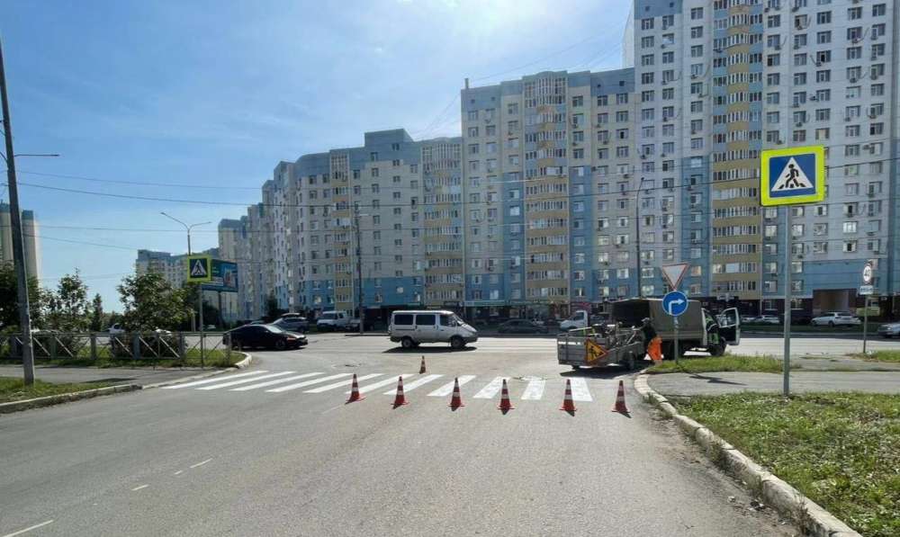 Новые пешеходные переходы сделали на улицах Карпова и Высотной в Оренбурге