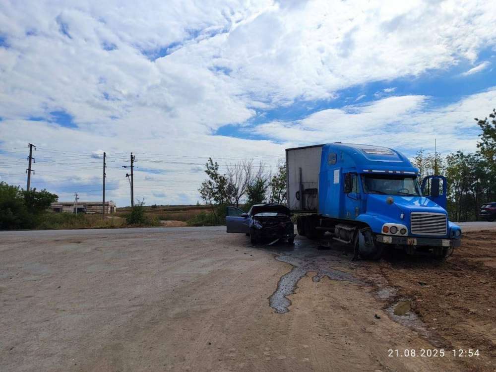 ДТП на улице Тихой в Оренбурге — грузовик не уступил дорогу седану