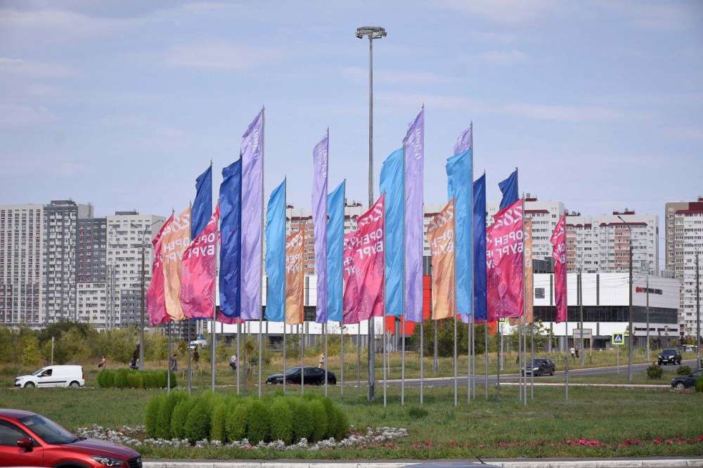 На улицах Оренбурга появилось праздничное оформление 