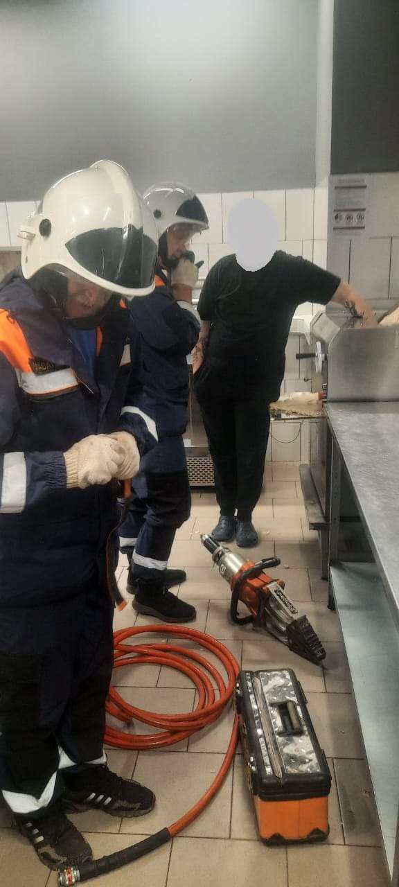 Травма на производстве: в Оренбурге рука мужчины попала в тестомес