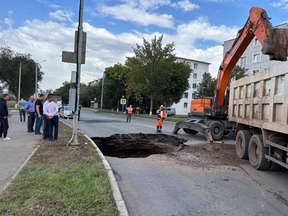 Движение по улице Волгоградской в Оренбурге перекрыли из-за провалившегося асфальта
