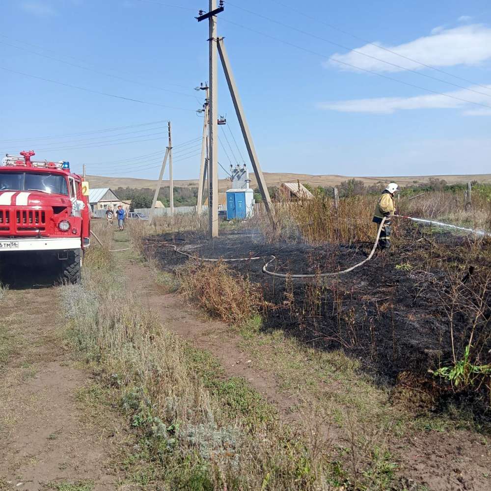 В Оренбуржье пожарные потушили возгорание сухой травы