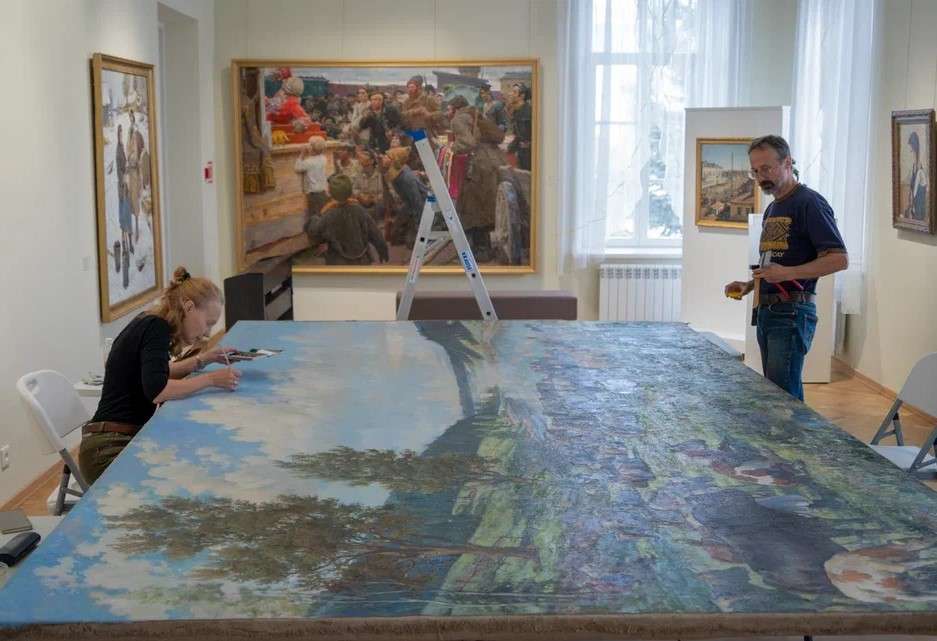 Битва с пылью и временем: в Оренбурге две исторические картины обрели вторую жизнь