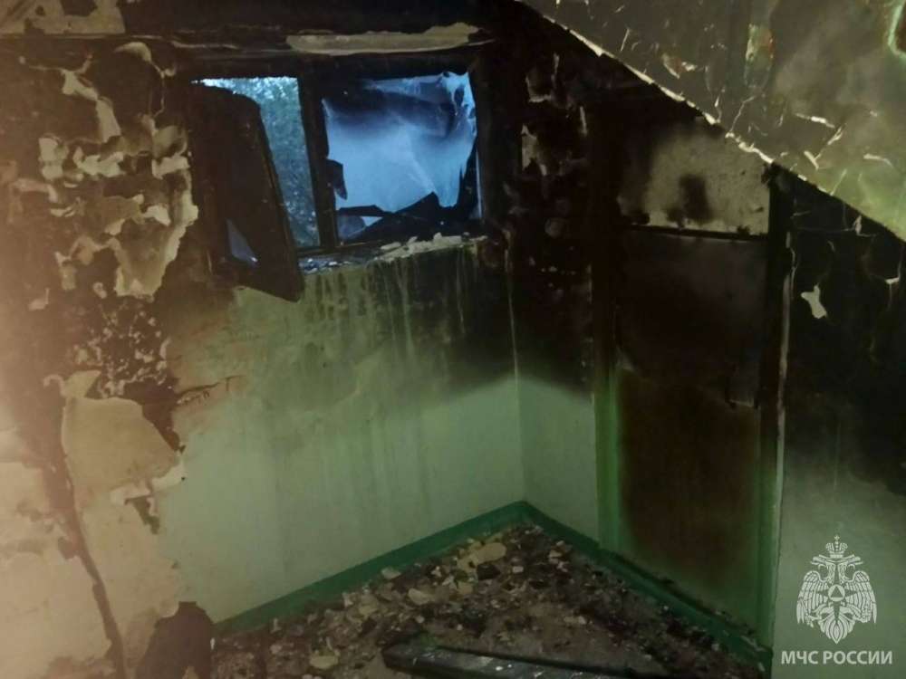 Из горящего дома в Оренбурге пожарные спасли трех человек