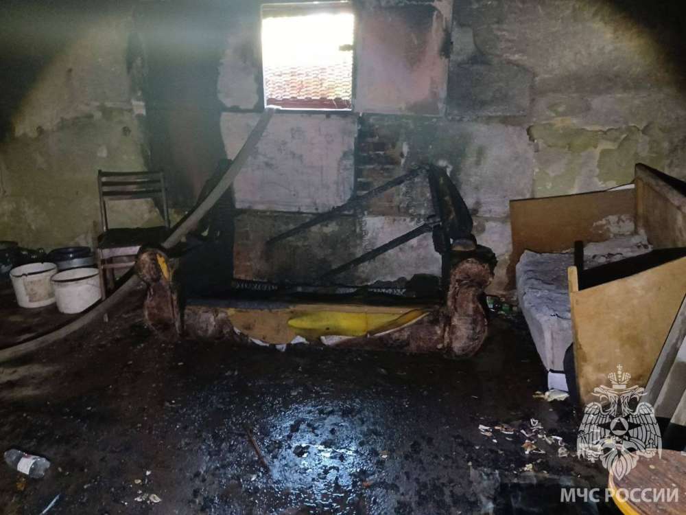 В Оренбурге дети устроили пожар в подвале дома, играя с огнем
