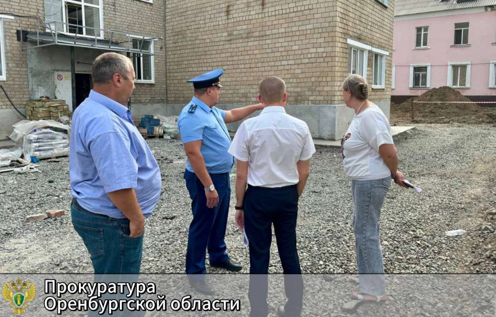В Орске прокурор оценил ход восстановления детского сада и капремонт школы