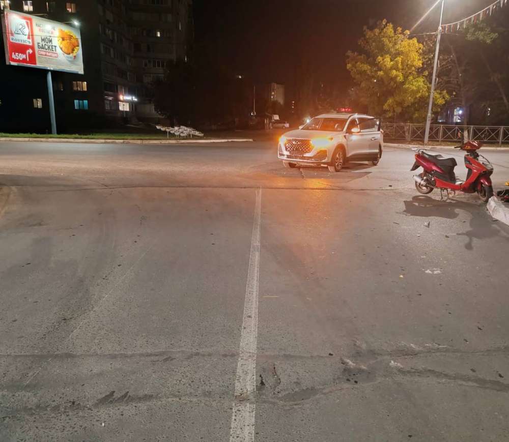 В Оренбурге в ДТП с автомобилем пострадал водитель мопеда