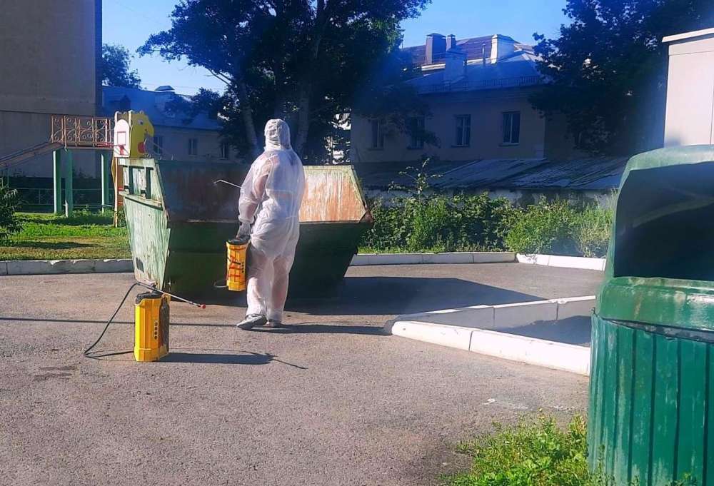 В Оренбурге обрабатывают площадки для мусора от насекомых и грызунов 