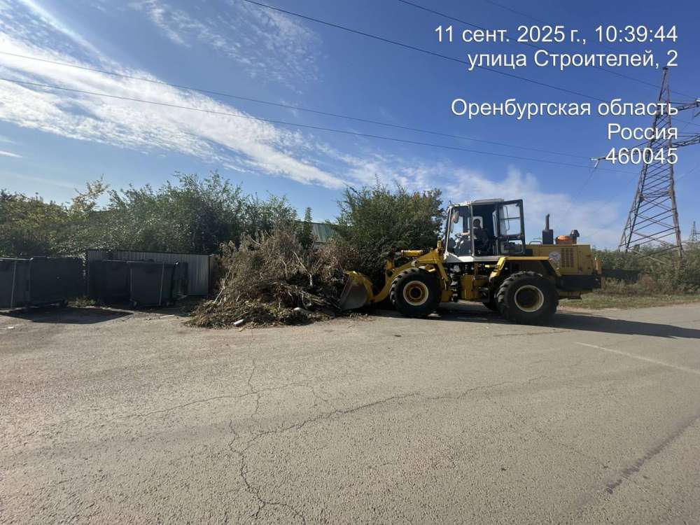 Почти 2 тысячи кубометров мусора вывезли коммунальщики с улиц Оренбурга