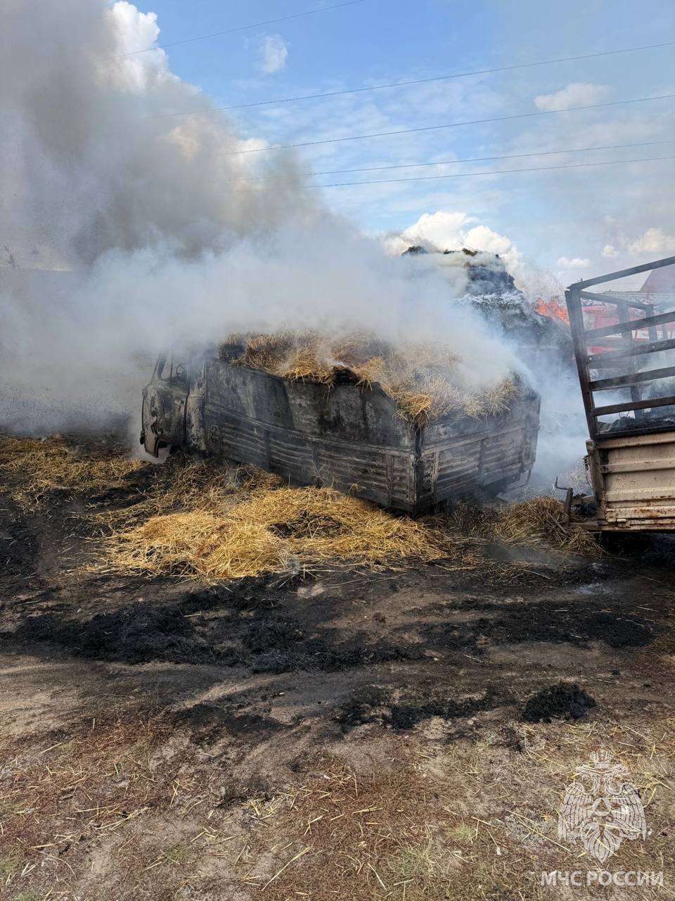 В Адамовском районе в пожаре сгорели сено и автомобиль, но дом удалось спасти
