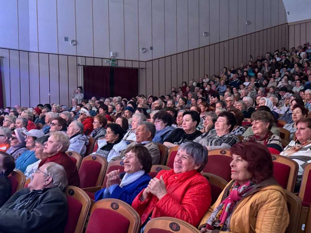 В Оренбурге для жителей «серебряного» возраста прошел праздничный концерт
