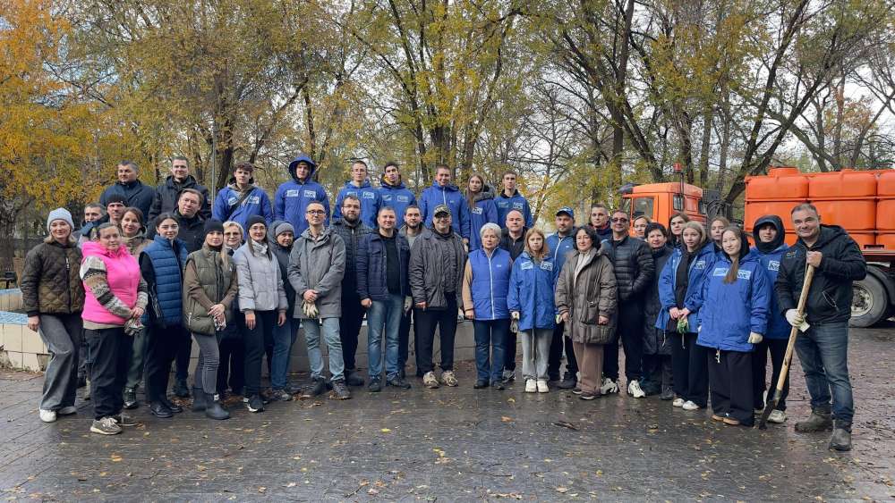 Депутаты Оренбургского городского Совета приняли участие в субботнике в сквере на улице Ткачёва